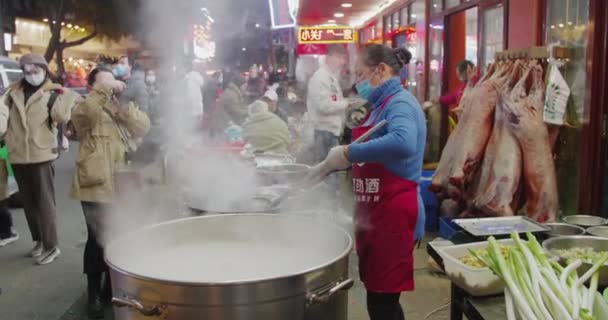 Koch kocht zur Wintersonnenwende — Stockvideo