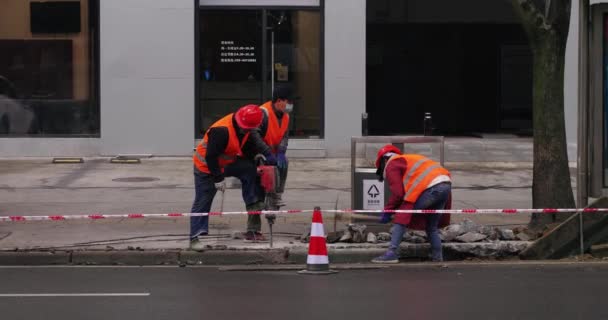 Tři stavební dělníci při práci — Stock video