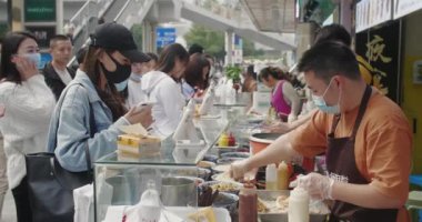 Chengdu 'daki işlek sokak yemekleri standı.