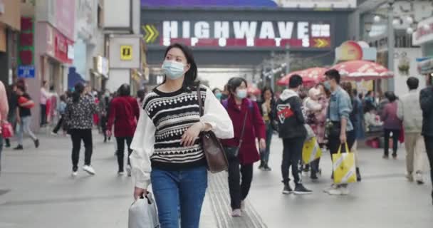 La gente usa máscara caminando por la calle — Vídeo de stock