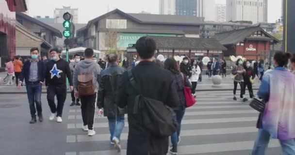 La gente usa máscara caminando por la calle — Vídeo de stock