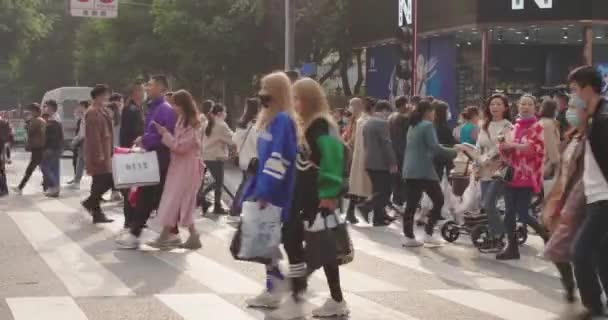 Lidé nosí masku na druhé straně ulice — Stock video