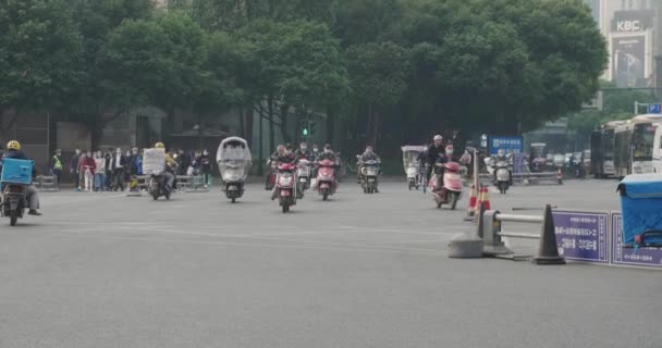 Gente montando bicicleta cruzando calle — Vídeo de stock