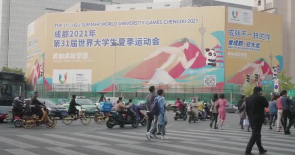 La gente indossa maschera camminando dall'altra parte della strada — Video Stock