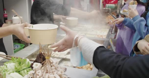 Puesto de comida de la calle ocupada en Chengdu — Vídeos de Stock