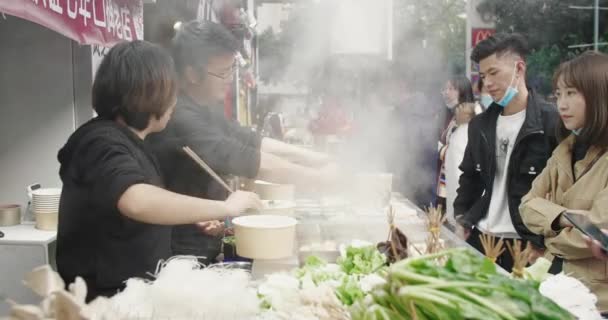 Busy Street food stall em Chengdu — Vídeo de Stock