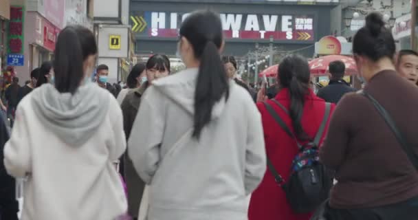 Les gens portent un masque marchant dans la rue — Video