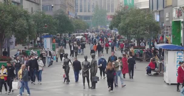 La gente usa máscara caminando por la calle — Vídeo de stock