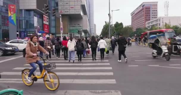 Mensen die over de hengel lopen — Stockvideo