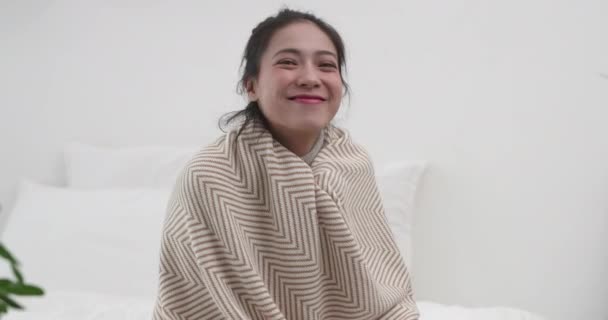 카메라 로 이야기하는 행복 한 젊은 아시아 여인 — 비디오