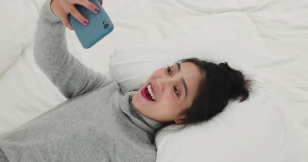 Jovem vídeo menina conversando na cama — Vídeo de Stock