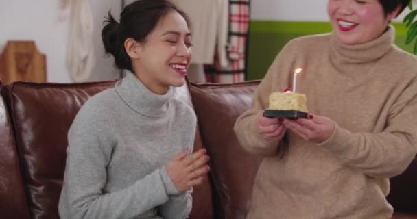 Az idősebb anya megünnepli a kislánya születésnapját. — Stock videók