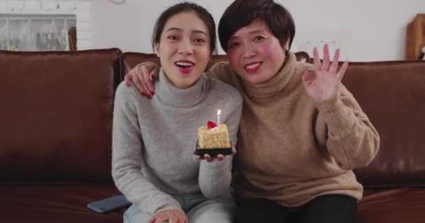 Mama i córka twarzą do kamery świętować urodziny razem — Wideo stockowe