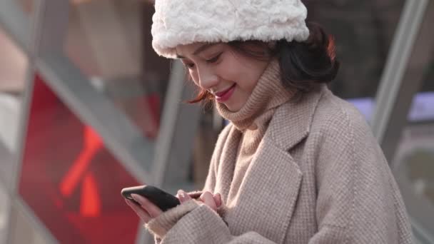 Happy girl mengirim pesan pada ponsel — Stok Video