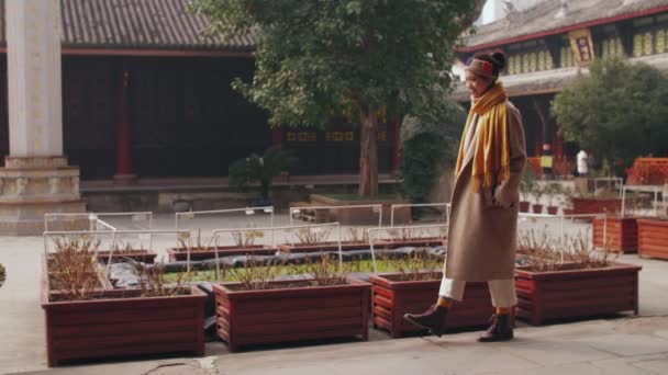 Jonge aziatische vrouw genieten van wandelen in de tempel — Stockvideo