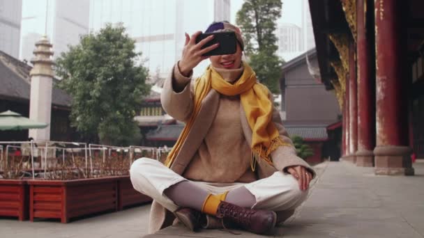 Азиатская девушка путешествует в городском видео чате — стоковое видео