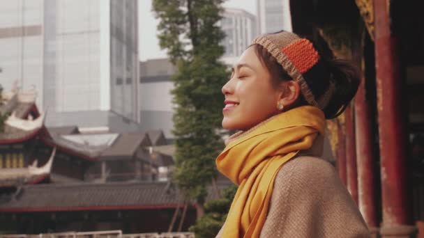 Mooi aziatisch meisje genieten van de stad reizen — Stockvideo