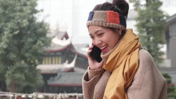 サイドビュー幸せな若い女性が電話で話している — ストック動画