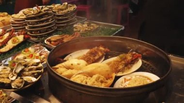 Geceleri sokakta deniz ürünleri tezgahı