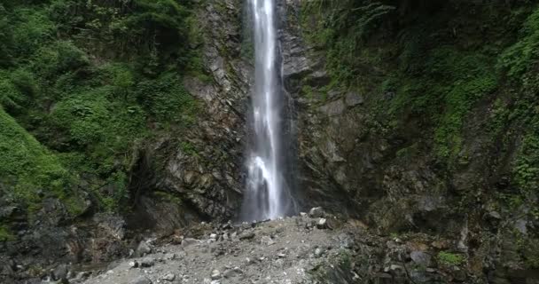 Närbild av Waterfall i berget — Stockvideo
