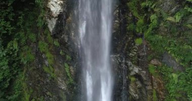 Şelale dağın yakın görüntüsü