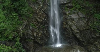 Şelale dağın yakın görüntüsü