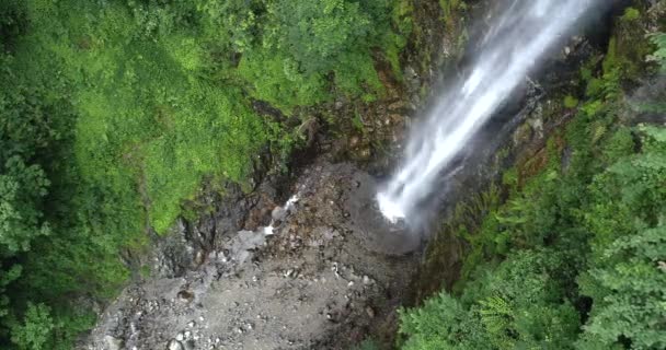 Luchtfoto boven zicht op Waterval in de berg — Stockvideo