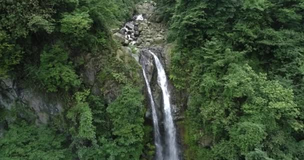 Drone flyger nära vattenfall i berget — Stockvideo