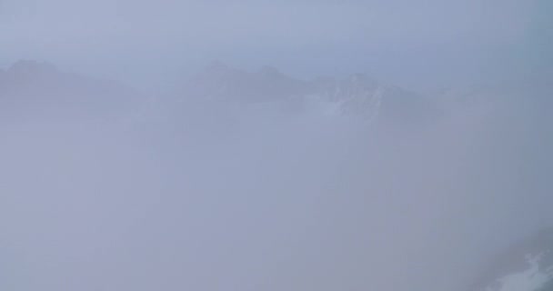 Góra Śniegu ukrywa się we mgle — Wideo stockowe