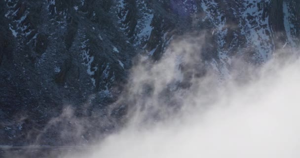 Brume flottant dans la vallée de montagne — Video