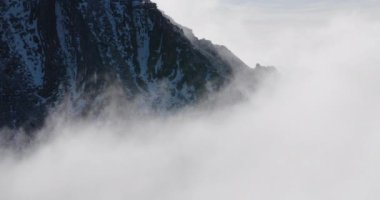 Dağ vadisinde süzülen sis