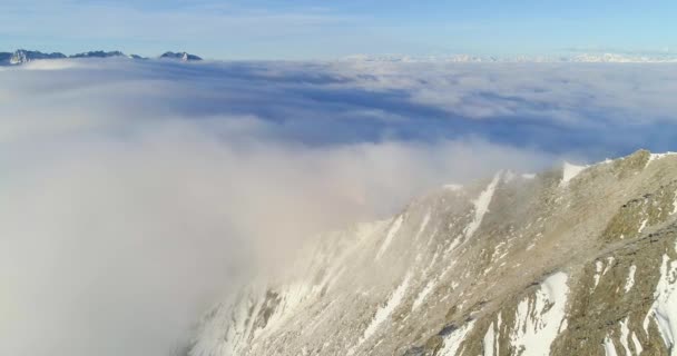 Montagne de neige aérienne avec paysage de nuages — Video