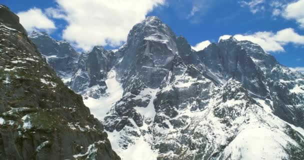 Paisaje de montaña nevada bajo azul — Vídeo de stock