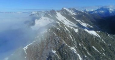 Bulutlu hava karlı dağı