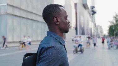 Siyah adam gülümsüyor