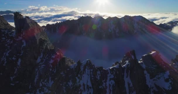 Wschód słońca w chmurze góry śniegu — Wideo stockowe