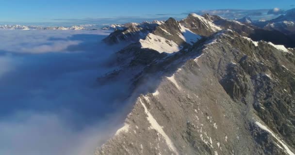 Montanha de neve aérea com nuvens paisagem — Vídeo de Stock
