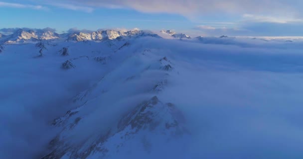 Zachód słońca góra śniegu z morzem chmur krajobraz — Wideo stockowe