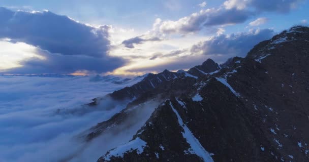일몰의 눈덮인 산 풍경 — 비디오