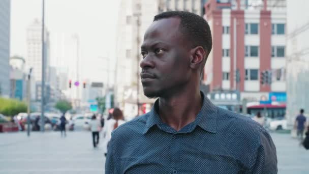 Ein ernsthafter und freundlicher afrikanischer Mann — Stockvideo