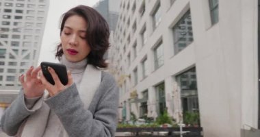 Çevreye bakınıyorum. Cep telefonu kullanıyorum.