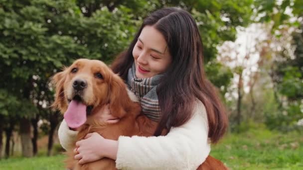 Mädchen spielen mit Hund — Stockvideo