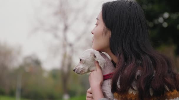 Foto lateral de una chica y una mascota — Vídeos de Stock