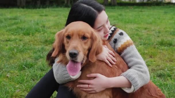 Nahaufnahme eines Mädchens, das den Hund hält — Stockvideo