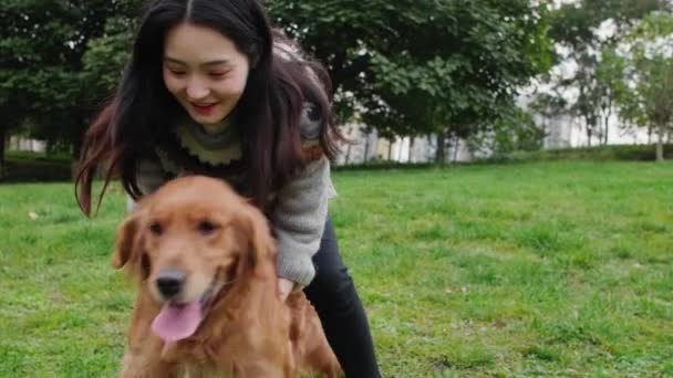 Meisje knuffelen grote hond — Stockvideo