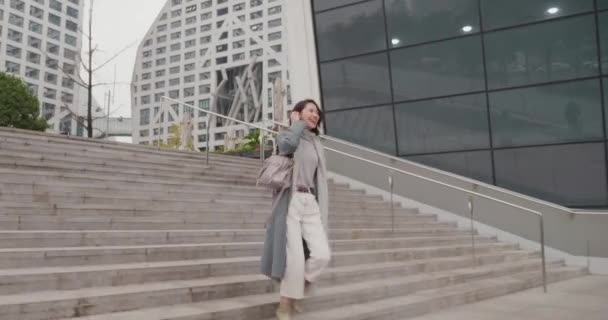 Joyeux et heureux jeune femme descend les escaliers. — Video
