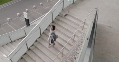 Merdivenlerden inen kadın.