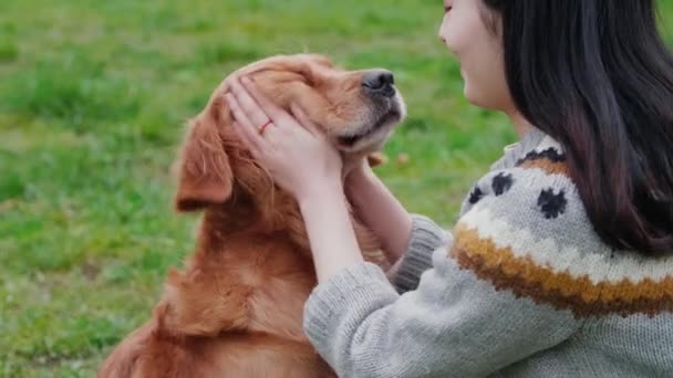 Tiro de perto de menina jogar com o cão — Vídeo de Stock