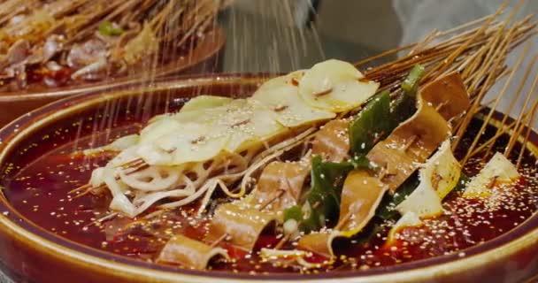 Zbliżenie Boji Sichuan różne jedzenie razem w pikantnym czerwonym zupie chili — Wideo stockowe