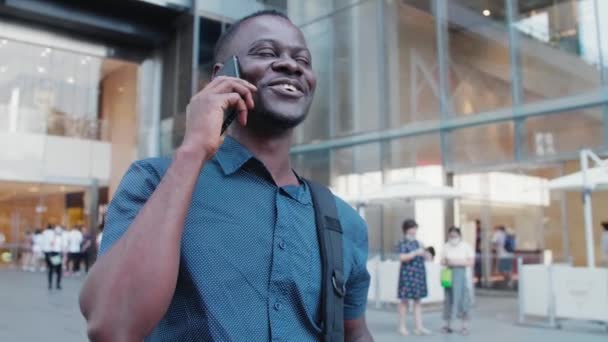 Hombre negro hablando de teléfono móvil — Vídeos de Stock